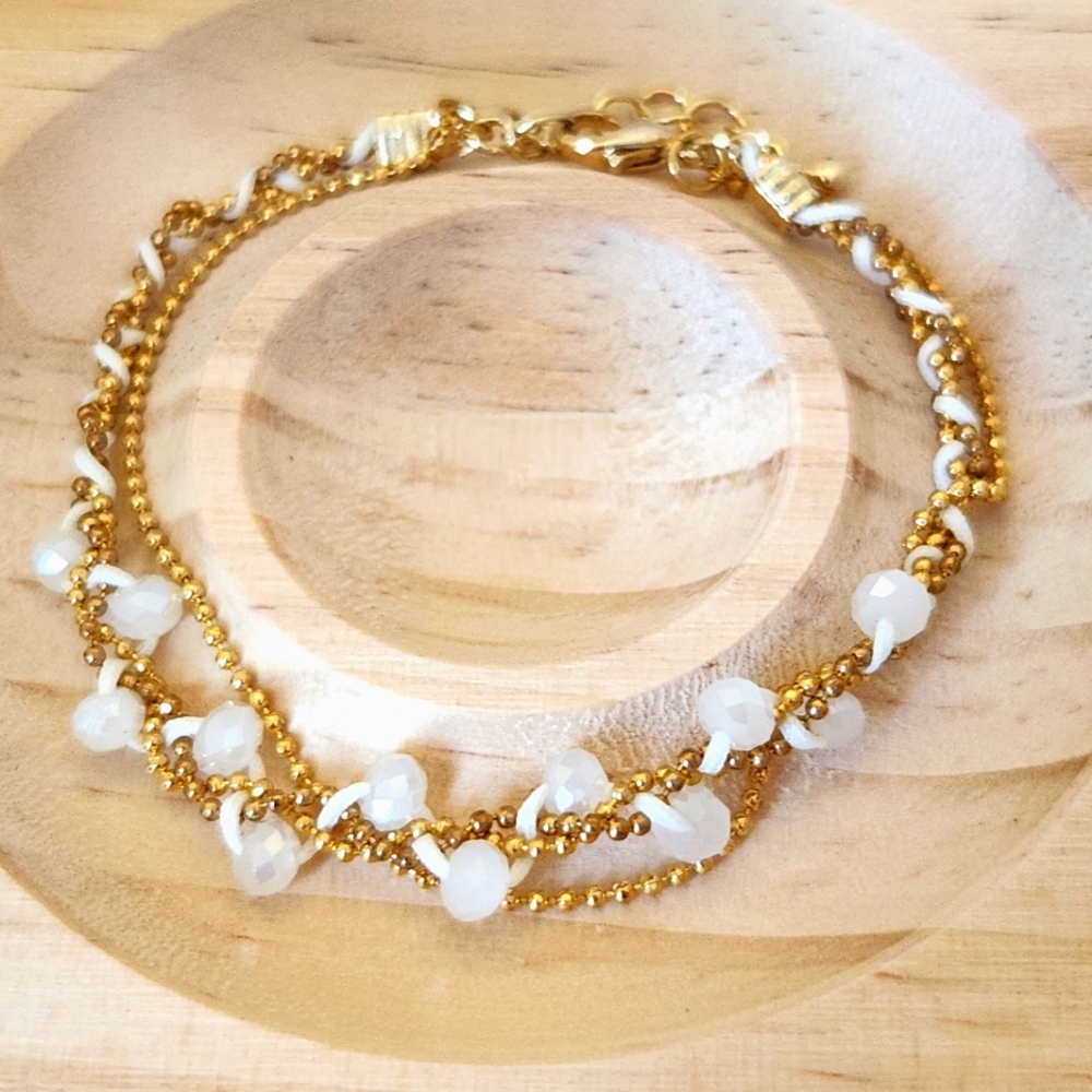 Bracelet in gold tone and white beads